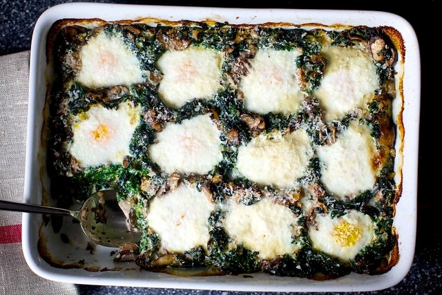 baked eggs with spinach and mushrooms